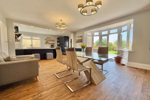 31' Kitchen/Breakfast/Family Room- click for photo gallery